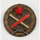 Ungarn: Partisanenabzeichen.Buntmetall bronziert, teilweise emailliert, mehrteilig gefertigt,