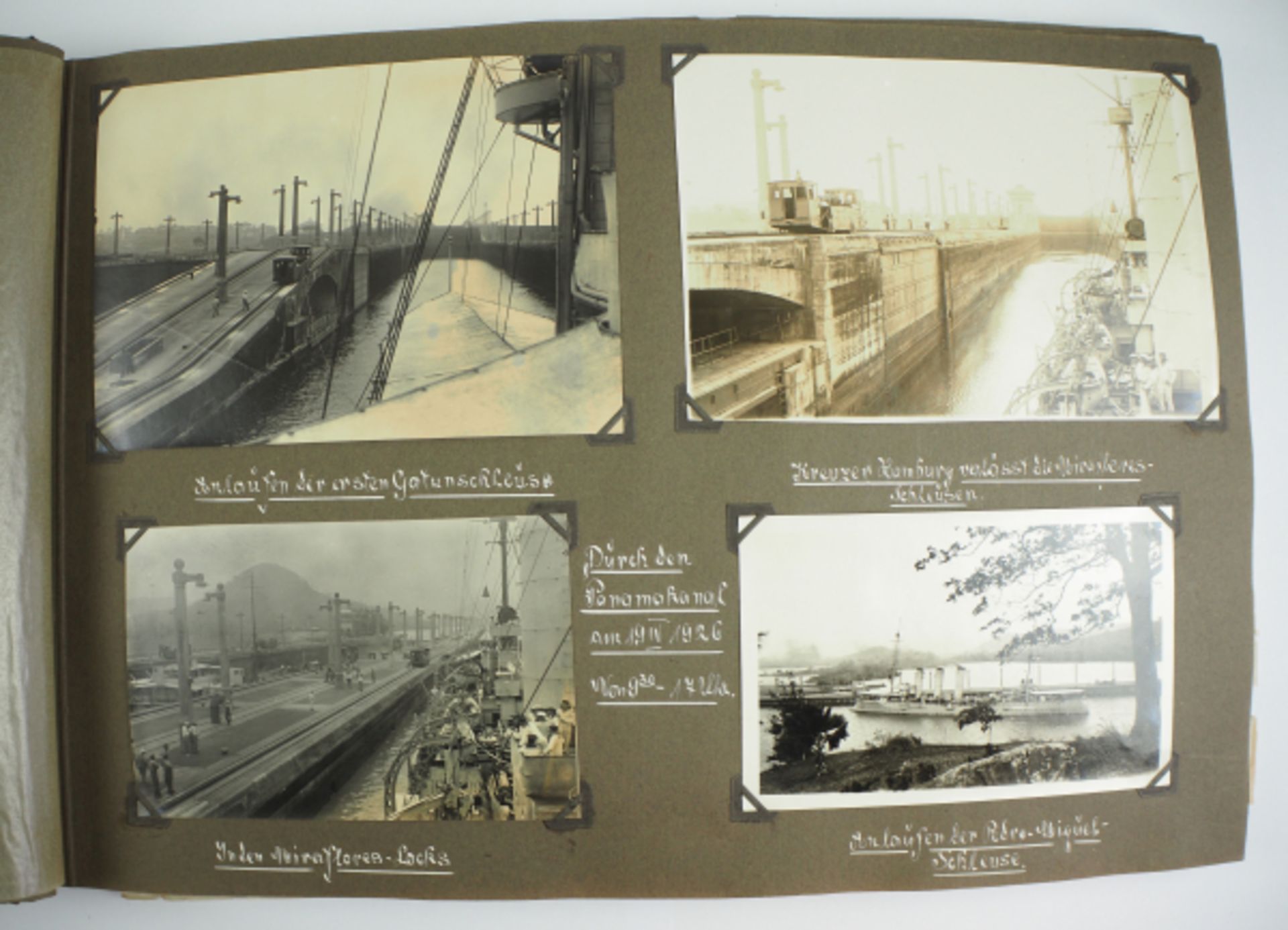 Fotoalbum der Weltreise des Kreuzers Hamburg 1926-1927.Schwarzer Einband mit aufwendiger - Image 4 of 11