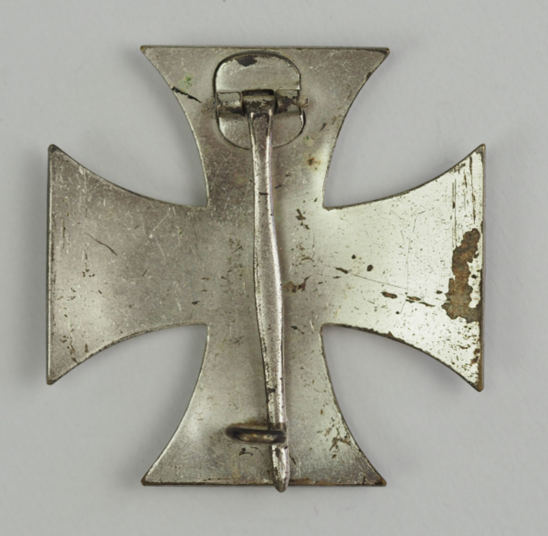 Preussen: Eisernes Kreuz, 1914, 1. Klasse.Geschwärzter Eisenkern, versilberte Zarge, polierte - Image 2 of 3
