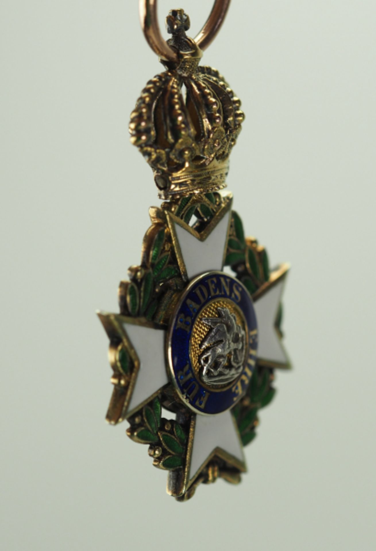 Baden: Militärischer Karl-Friedrich-Verdienstorden, Ritterkreuz.Gold, teilweise emailliert, - Bild 4 aus 4