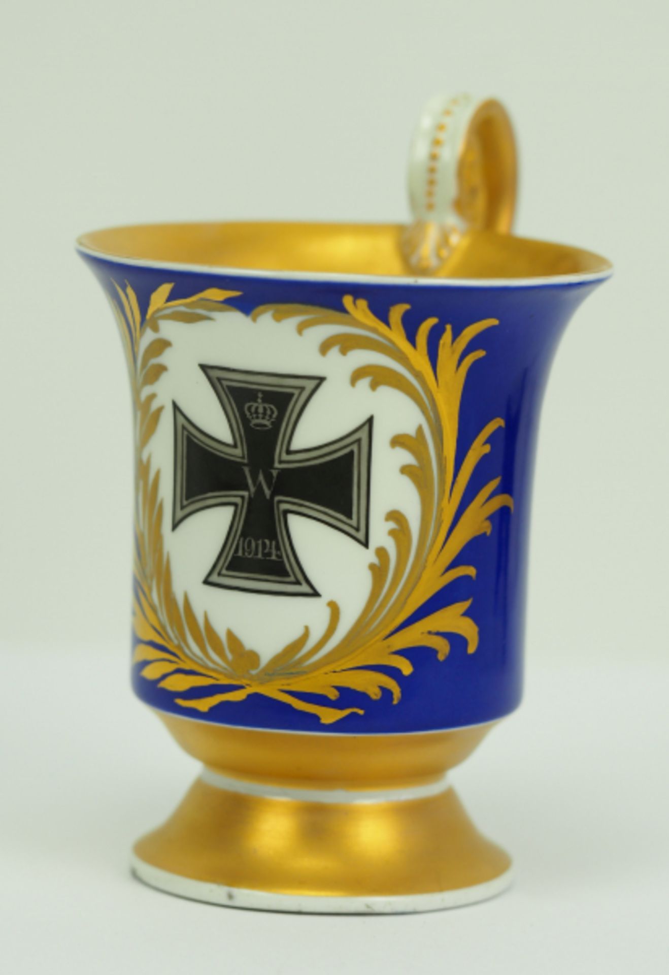 KPM Kriegstasse - Eisernes Kreuz 1914.Weißes Porzellan mit blauem Fond, goldstaffiert, im Feld der