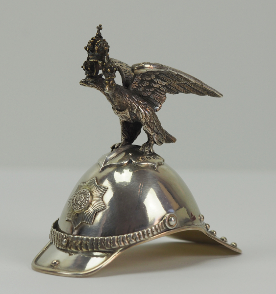 Russland: Garde-Kürassier-Paradehelm Miniatur.Silber, Innenteil vergoldet, der Adler plastisch