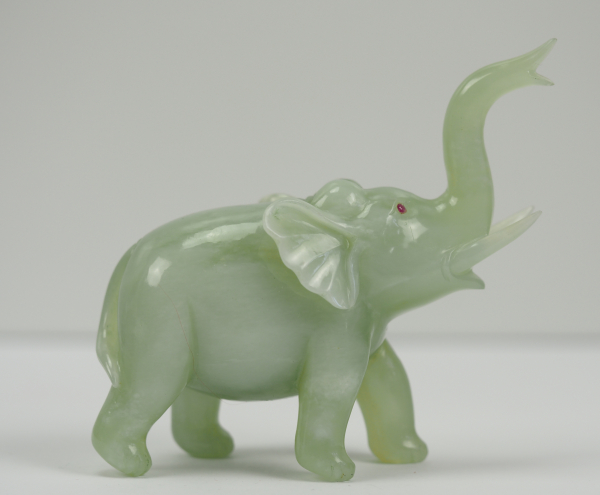 China: Jade Elefant.Grüne, leicht transluszide Jade, Elefant mit empor gerecktem Rüssel.Höhe ca. - Image 2 of 2
