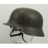 Wehrmacht: Stahlhelm M40.Glocke überlackiert, das Innenfutter und der Kinnriemen in Resten noch