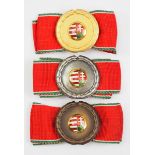 Ungarn: Verdienstabzeichen, in Gold, Silber und Bronze.Je vergoldet, versilbert bzw. bronziert,