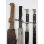 Lot von 4 Bajonetten.Diverse, je in Scheide, die Machete mit Jahresstempelung 1915 auf der Klinge.