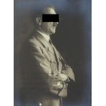 Hitler, Adolf - Widmungsbild.(1889-1945). Führer und Reichskanzler. Kniestück mit Widmung "In