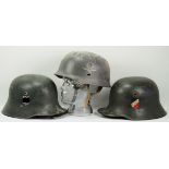 Lot von 3 Stahlhelmen.1.) M17 Waffen SS, 2.) M17 Waffen SS, 3.) Fallschirmspringer Helm. Je mit