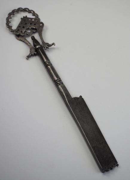 Osmanisch / Islamisch: Wetzstahl des 17./19. Jahrhundert.Eisen, geschnitten, beweglich aufgehängt, - Image 2 of 2