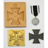 Sammlung Eisernes Kreuz Memorabilia.1.) EK2 Holzmodel, 2.) EK Prägestock, 3.) EK Bronze Applikation,