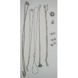 Lot Silber Schmuck.Diverse, teils mit Steinbesatz. Ca. 25 g brutto.Zustand: II- - -23.00 % buyer's