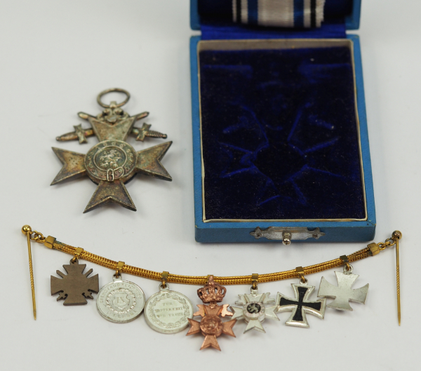 Bayern: Militär-Verdienstkreuz, 2. Klasse mit Schwertern, im Etui - dazu 7-teilige Miniaturenkette. - Image 3 of 3
