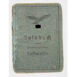 Luftwaffen Soldbuch - Finnland 1942 (Petsamo).Stärkere Gebrauchsspuren, mit Uniformfoto, viele