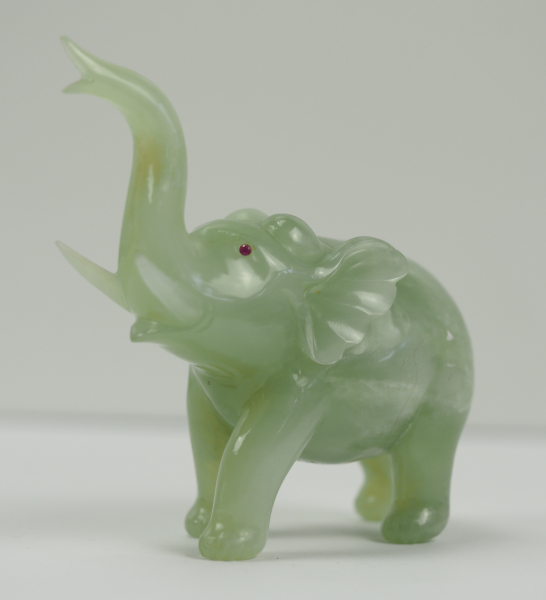 China: Jade Elefant.Grüne, leicht transluszide Jade, Elefant mit empor gerecktem Rüssel.Höhe ca.