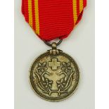 Mandschurei: Rot Kreuz Medaille.Versilbert, am Bande.Zustand: II- - -23.00 % buyer's premium on