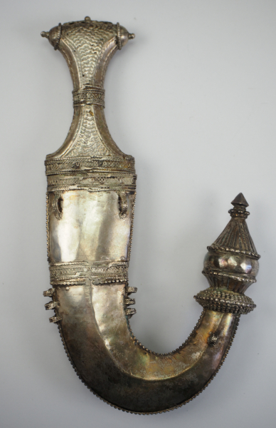 Arabische Halbinsel: Kandjar.Verchromte Klinge mit Mittelgrat, das Heft in Silber mit Ziselierung - Image 2 of 3