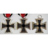 Eisernes Kreuz, 1939, 2. Klasse - 3 Exemplare.Diverse Hersteller, u.a. 8 im Ring gepunzt, zwei am