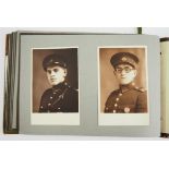 Tschocheslowakei: Militär-Fotoalbum.Brauner Einband mit aufgelegtem Abzeichen 45 auf rotem Kreis, 62