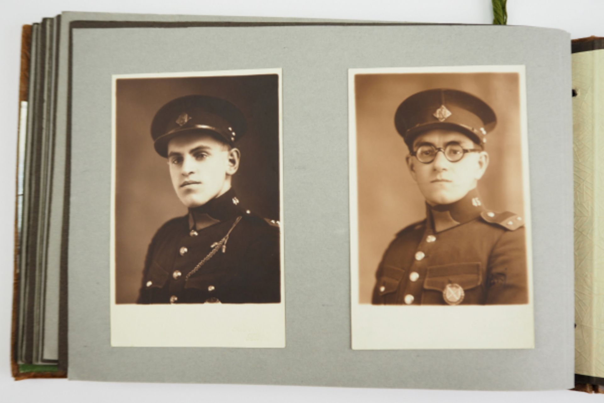 Tschocheslowakei: Militär-Fotoalbum.Brauner Einband mit aufgelegtem Abzeichen 45 auf rotem Kreis, 62