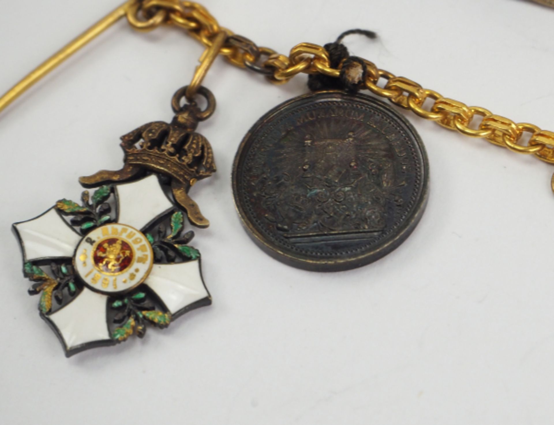 Preussen: Nachlass eines Offiziers.Zwei Feldschnallen sowie Miniaturenkette - letztere mit vier - Image 2 of 3