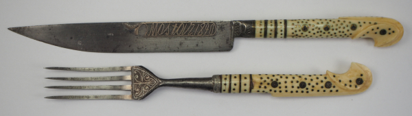 Bosnien: Messer und Gabel aus Mostar 1890.1.) Messer: Einschneidige Klinge mit Bezeichnung "Mostar