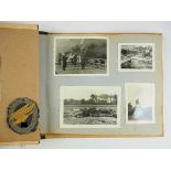 Luftwaffe: Fotoalbum eines Fallschirmschützen.Bemalter Einband, mit 119 Fotos, diverse Formate,
