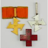 Rumänien: Lot von 3 Rot-Kreuz Auszeichnungen.1.) Königin Maria Kreuz, 2. Klasse, 2.) ebenso, 3.