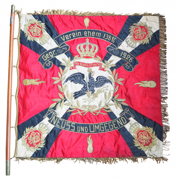 Verein ehem. 138er: Regimentsfahne - Neuss.Blatt, mehrfarbig, mit feiner Metallfadenstickerei, im