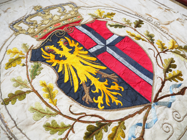Verein ehem. 138er: Regimentsfahne - Neuss.Blatt, mehrfarbig, mit feiner Metallfadenstickerei, im - Image 3 of 5