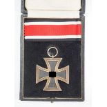 Eisernes Kreuz, 1939, 2. Klasse, im Etui.Geschwärzter Eisenkern, silberne Zarge, mit Bandstück, im