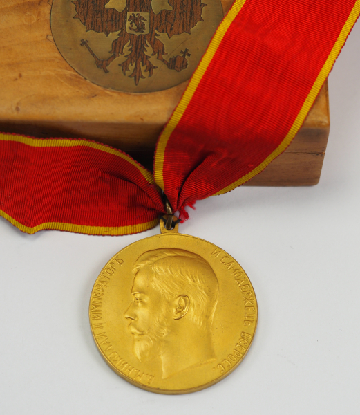 Russland: Große Verdienstmedaille, Nikolaus II., am Bande des St. Annen-Ordens.Zweiteilig gefertigt, - Image 3 of 3