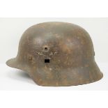 Luftwaffe: Stahlhelm M43.Mit Resten der Originallackierung, Adler zu ca. 50% erhalten,