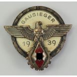 Abzeichen für Gausieger, 1939.Buntmetall versilbert, teilweise emailliert, mit Tragespuren,