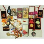 DDR: Sammlung Auszeichnungen.Diverse, teils im Etui.Zustand: II- - -23.00 % buyer's premium on the