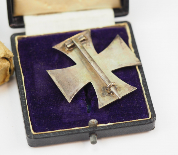 Preussen: Eisernes Kreuz, 1914, 1. Klasse, im Etui, mit Überkarton - KO.Geschwärzter Eisenkern, - Image 3 of 5