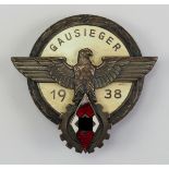 Abzeichen für Gausieger, 1938.Buntmetall versilbert, teilweise emailliert, mit Tragespuren,