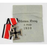 Eisernes Kreuz, 1939, 2. Klasse, in Tüte - 122.Eisen geschwärzt, in silberner Zarge, im Ring 122