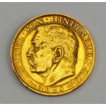 Weimarer Republik: Paul von Hindenburg 1928.Gold, im Rand gepunzt PREUSS. STAATSMUENZE GOLD 18 KAR.