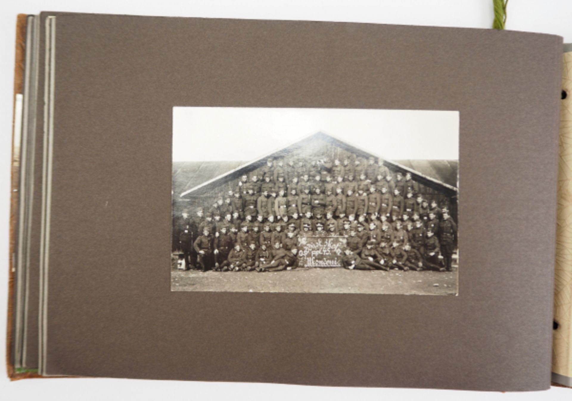 Tschocheslowakei: Militär-Fotoalbum.Brauner Einband mit aufgelegtem Abzeichen 45 auf rotem Kreis, 62 - Image 5 of 6