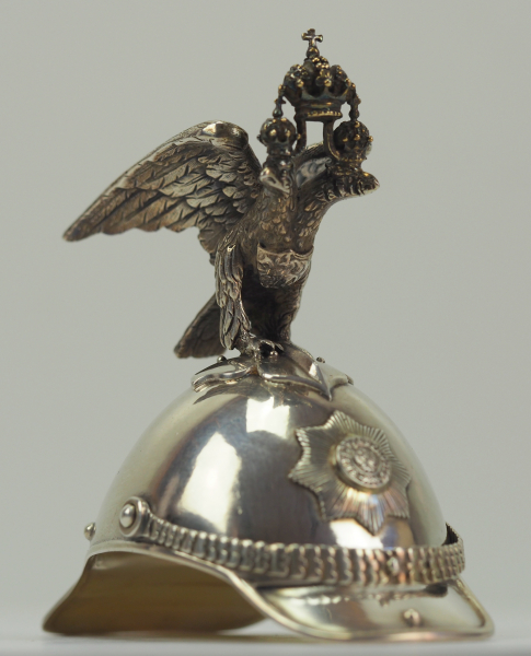 Russland: Garde-Kürassier-Paradehelm Miniatur.Silber, Innenteil vergoldet, der Adler plastisch - Image 2 of 5