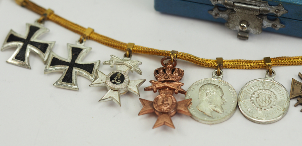 Bayern: Militär-Verdienstkreuz, 2. Klasse mit Schwertern, im Etui - dazu 7-teilige Miniaturenkette. - Image 2 of 3