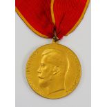 Russland: Große Verdienstmedaille, Nikolaus II., am Bande des St. Annen-Ordens.Zweiteilig gefertigt,
