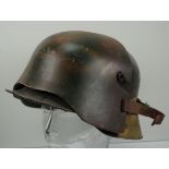 Stahlhelm M16 mit Stirnschutz.Originale Glocke, der Knopf 91 bei der Restaurierung verkehrt herum