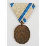 Bayern: Jubiläumsmedaille des 10 I.R. König.Bronze, am konfektionierten Dreiecksband.Zustand: