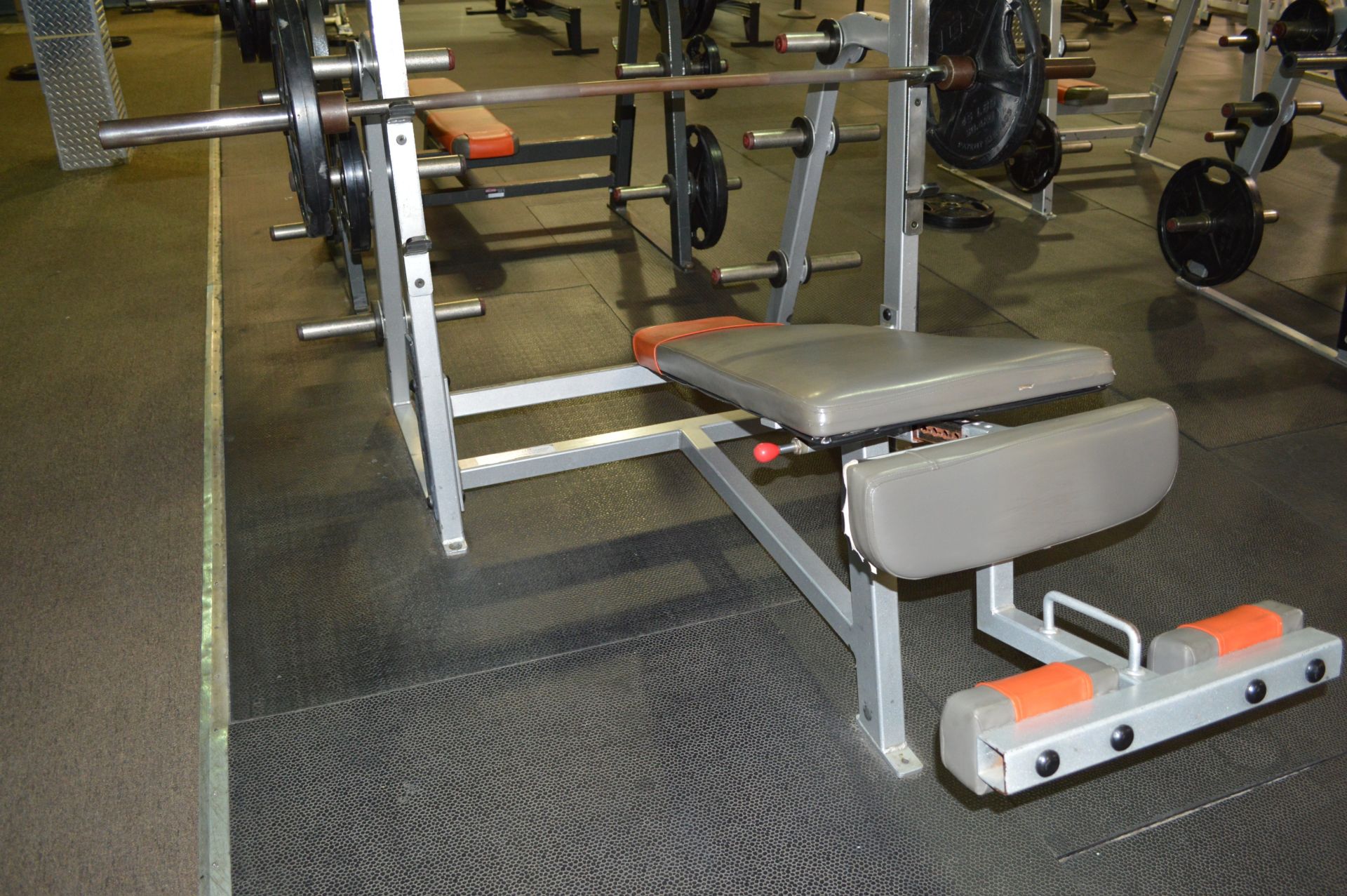 STAR TRAC ANGLE BENCH