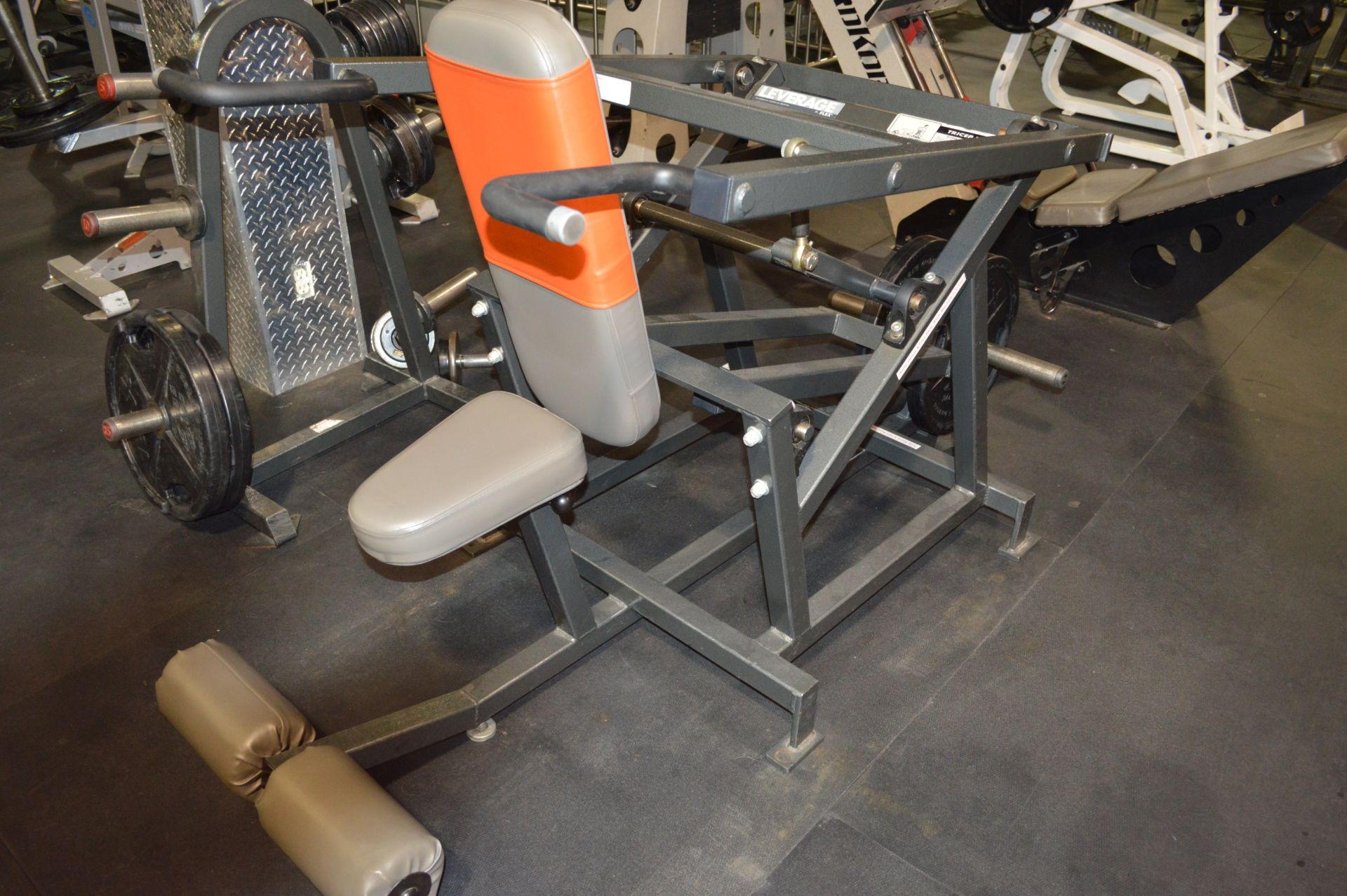 LEVERAGE TRICEP DIP MACHINE