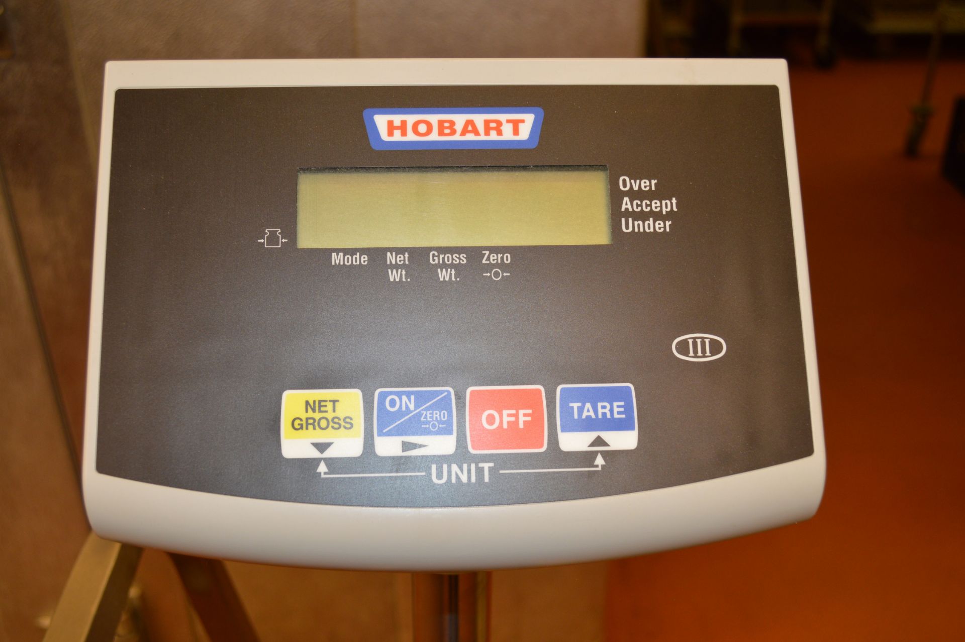 HOBART ELECTRONIC RECEIVING SCALE ON ATTACHED STAINLESS STEEL CART/STAND - Image 2 of 4