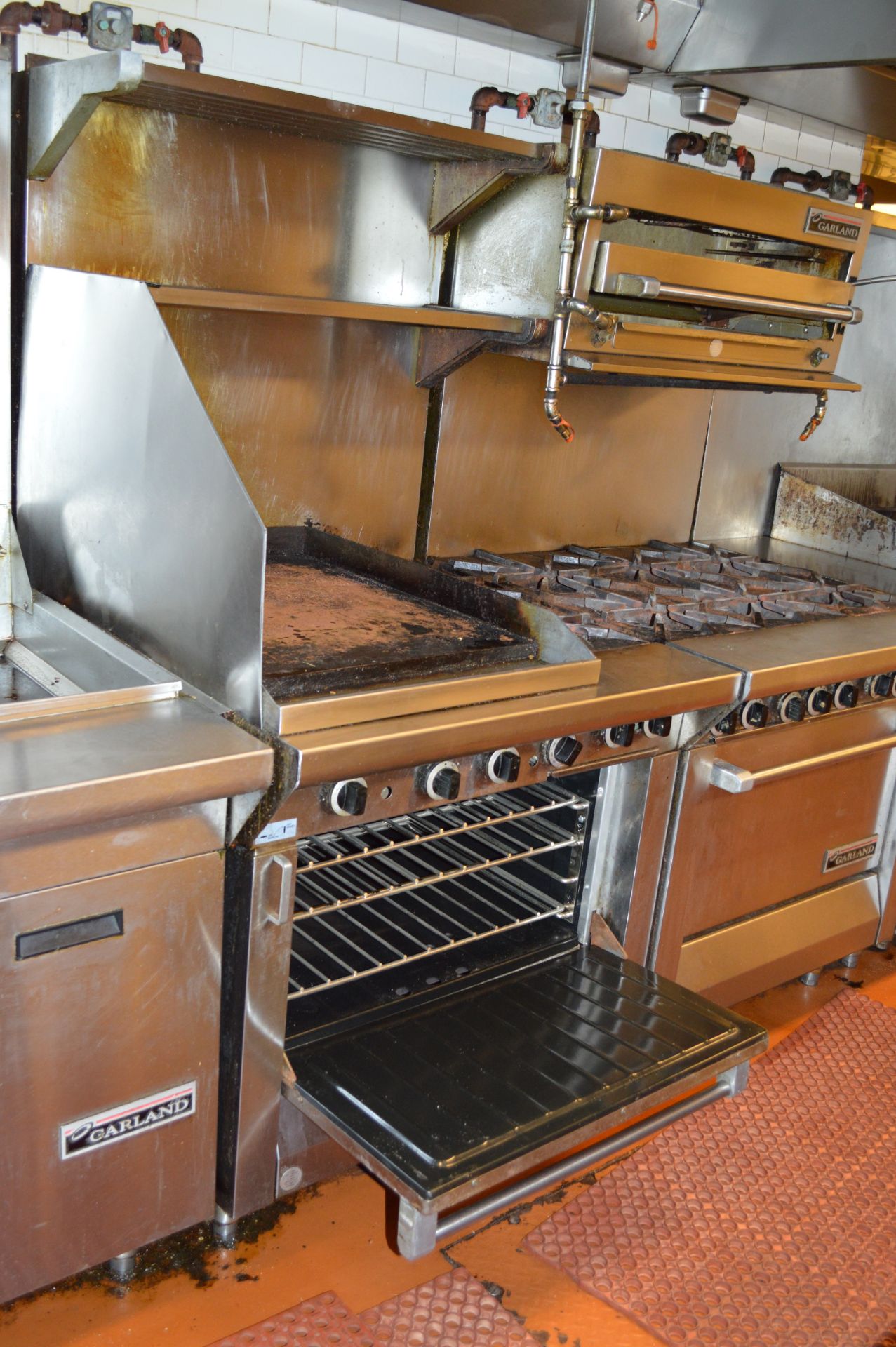 GARLAND 2 FOOT GRIDDLE WITH 2 BURNERS WITH STANDARD OVEN - Image 3 of 4