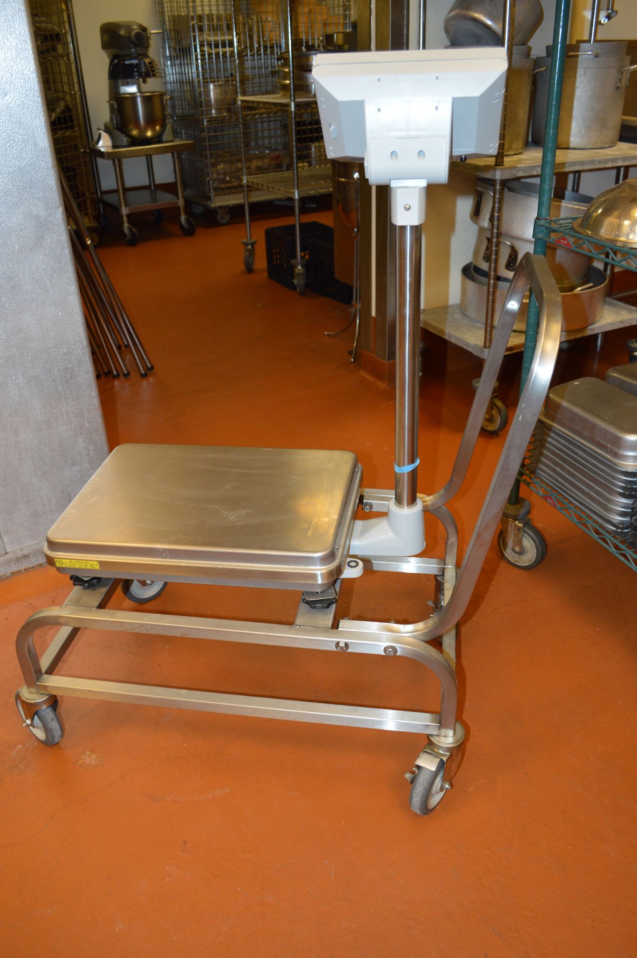 HOBART ELECTRONIC RECEIVING SCALE ON ATTACHED STAINLESS STEEL CART/STAND - Image 4 of 4