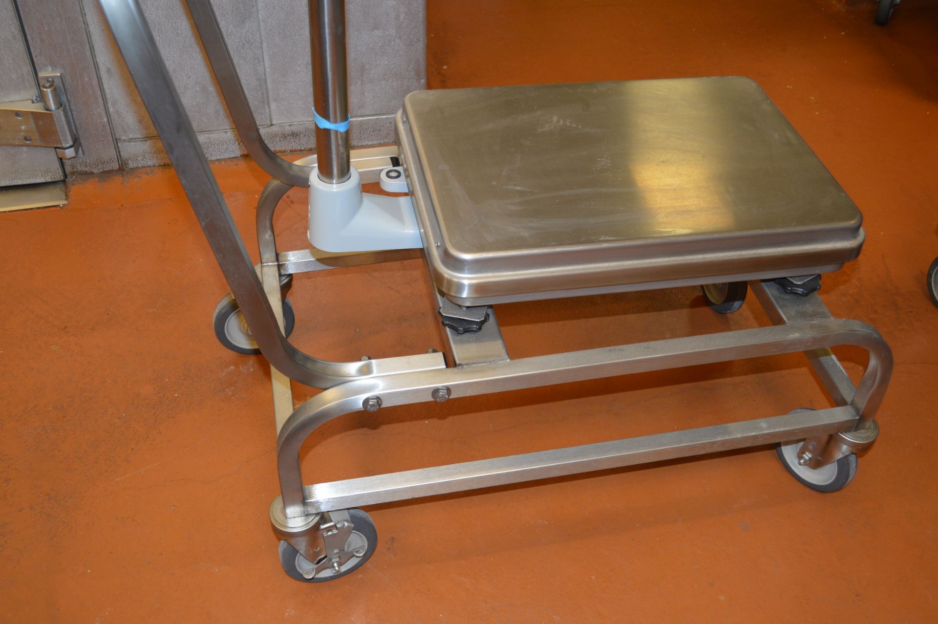 HOBART ELECTRONIC RECEIVING SCALE ON ATTACHED STAINLESS STEEL CART/STAND - Image 3 of 4